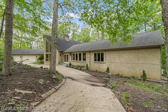 2670 Spring Grove Drive, Brighton, MI 48114