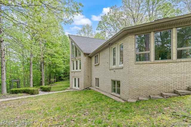 2670 Spring Grove Drive, Brighton, MI 48114