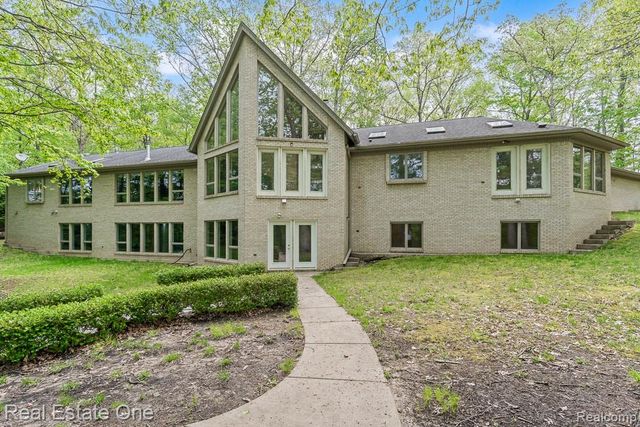 2670 Spring Grove Drive, Brighton, MI 48114