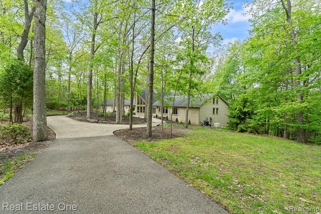 2670 Spring Grove Drive, Brighton, MI 48114