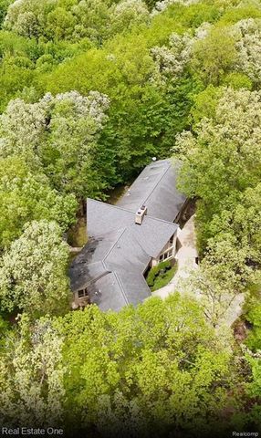 2670 Spring Grove Drive, Brighton, MI 48114
