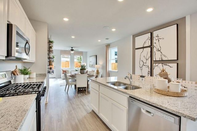 228 Bendecido LOOP, Elgin, TX 78621