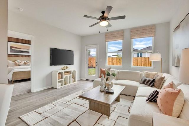 228 Bendecido LOOP, Elgin, TX 78621