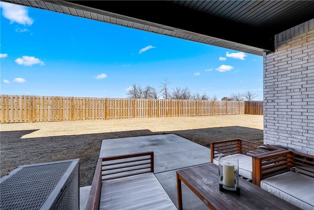 381 Rainforest Loop, Centerton, AR 72719