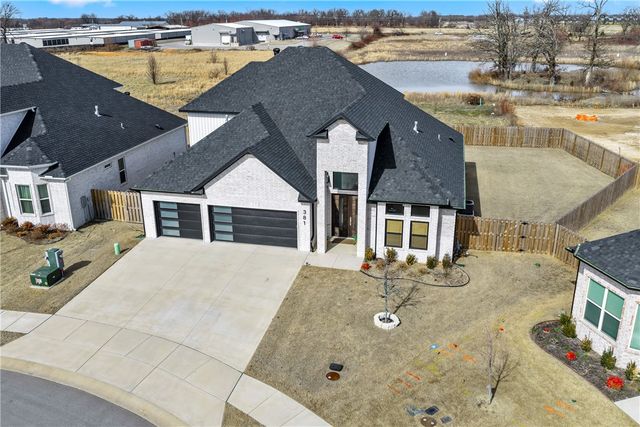 381 Rainforest Loop, Centerton, AR 72719