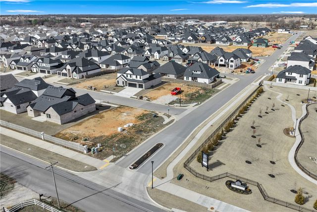 381 Rainforest Loop, Centerton, AR 72719