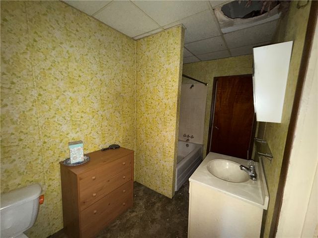 226 Ridge Ave, Applewold Boro, PA 16201