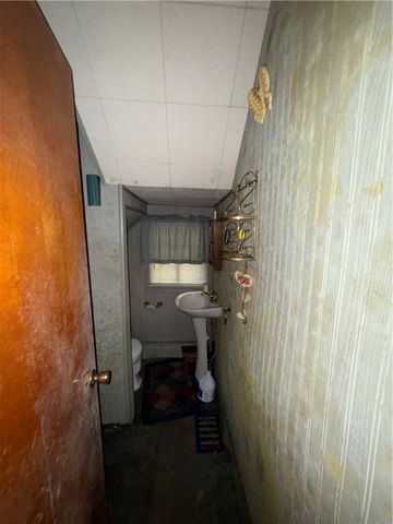 226 Ridge Ave, Applewold Boro, PA 16201