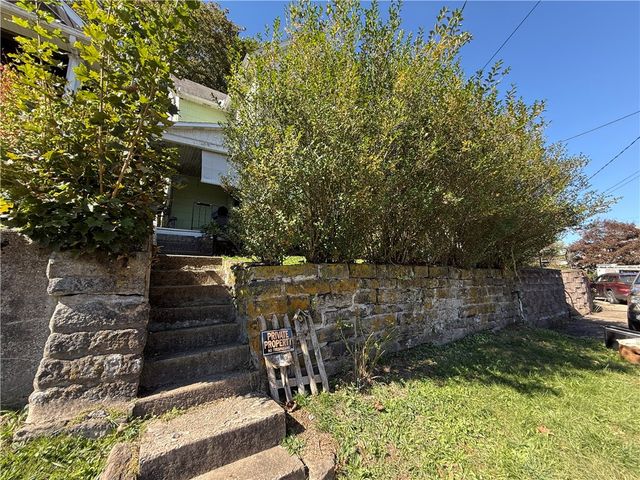 226 Ridge Ave, Applewold Boro, PA 16201