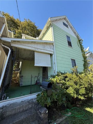 226 Ridge Ave, Applewold Boro, PA 16201