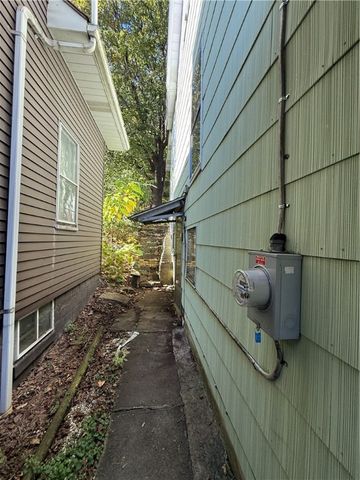 226 Ridge Ave, Applewold Boro, PA 16201