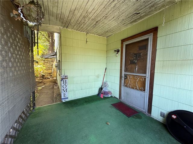 226 Ridge Ave, Applewold Boro, PA 16201