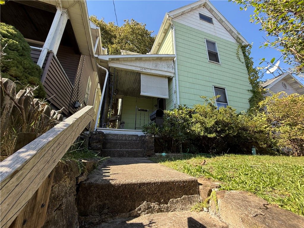 226 Ridge Ave, Applewold Boro, PA 16201