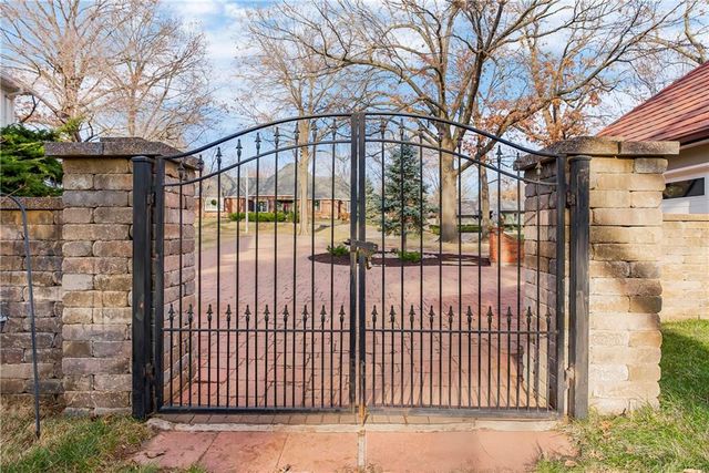 5209 W 83rd Terrace, Prairie Village, KS 66207