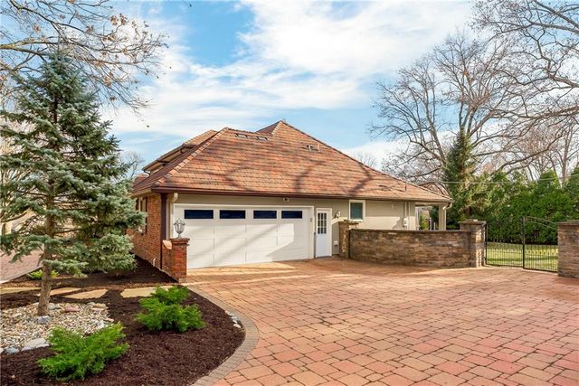 5209 W 83rd Terrace, Prairie Village, KS 66207