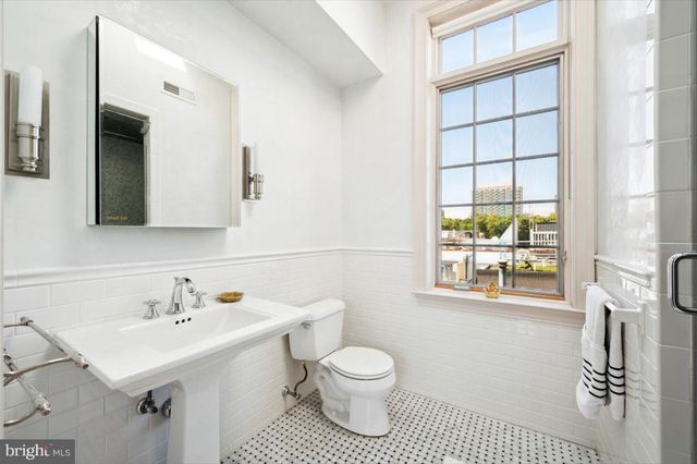 624-26 S 6TH ST, Philadelphia, PA 19147