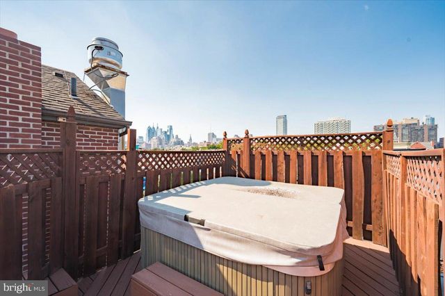624-26 S 6TH ST, Philadelphia, PA 19147