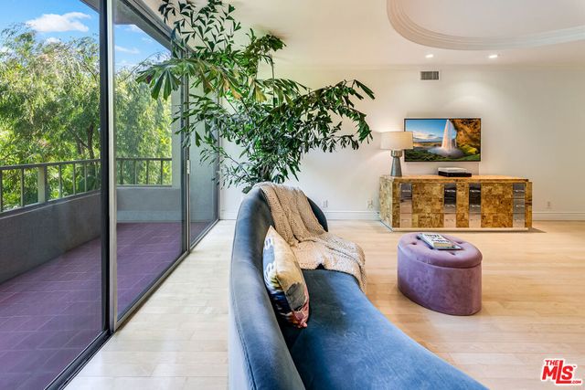 339 N Palm Drive 202, Beverly Hills, CA 90210