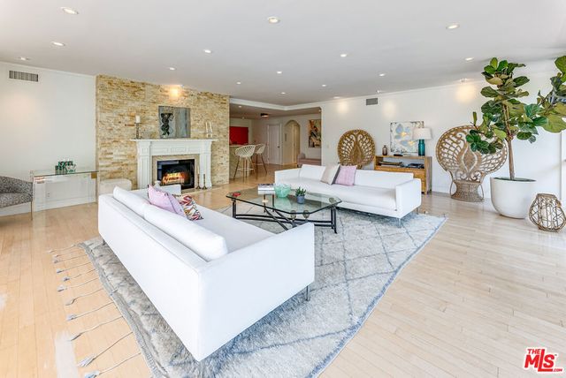 339 N Palm Drive 202, Beverly Hills, CA 90210