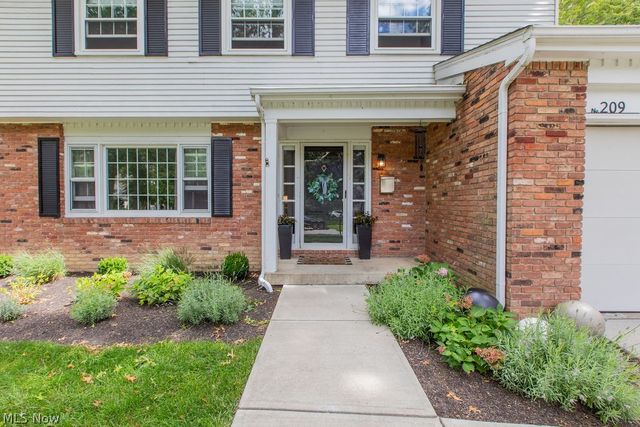 209 James Circle, Avon Lake, OH 44012