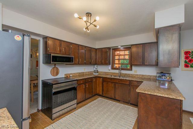 209 James Circle, Avon Lake, OH 44012