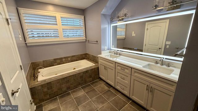 866 INDEPENDENCE CT, Philadelphia, PA 19147