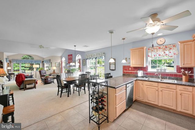 8 OLDHAM CT, Lancaster, PA 17602