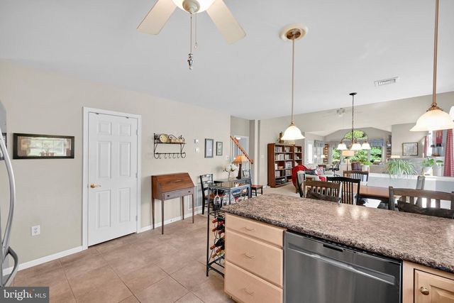 8 OLDHAM CT, Lancaster, PA 17602