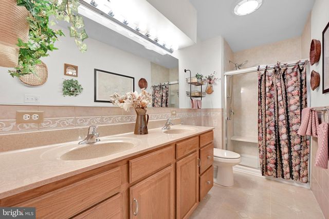 8 OLDHAM CT, Lancaster, PA 17602