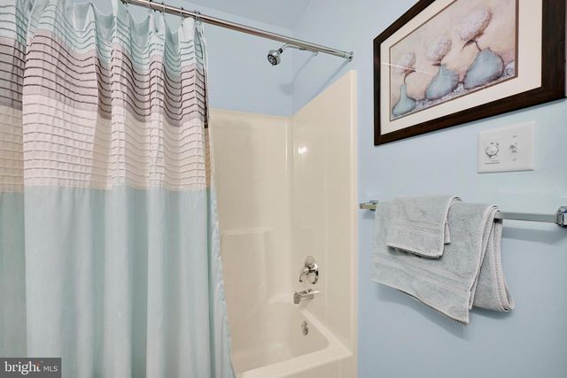 8 OLDHAM CT, Lancaster, PA 17602