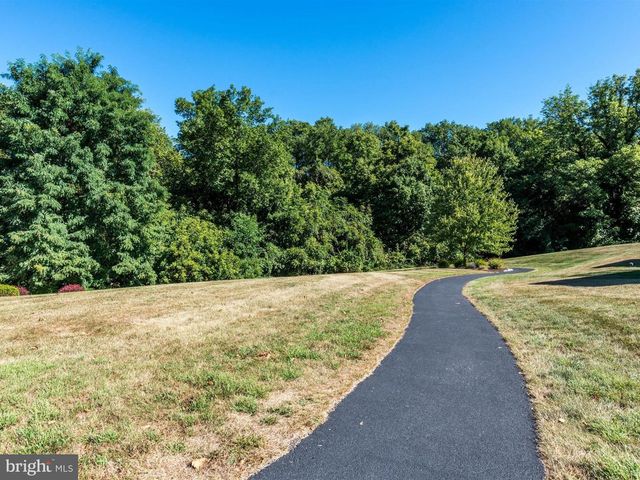 8 OLDHAM CT, Lancaster, PA 17602