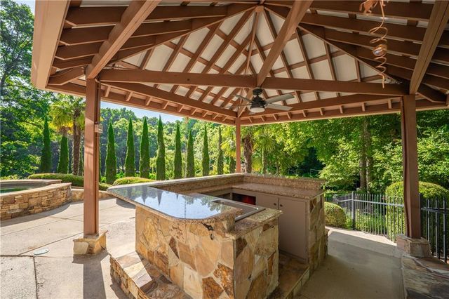 1055 Hedgerose Lane, Roswell, GA 30075