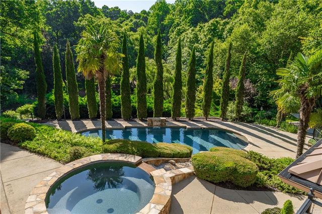 1055 Hedgerose Lane, Roswell, GA 30075