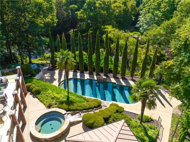 1055 Hedgerose Lane, Roswell, GA 30075