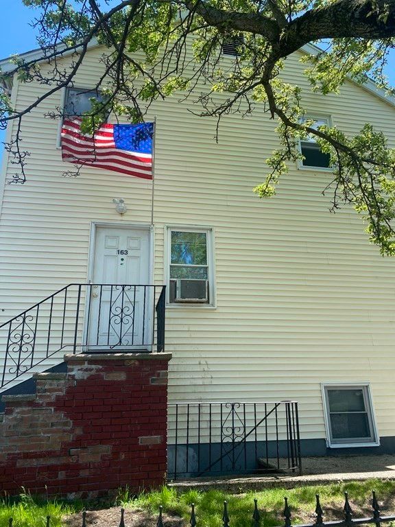 163 College Ave A, Somerville, MA 02144