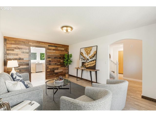 110 W LAUREN Ct, Newberg, OR 97132