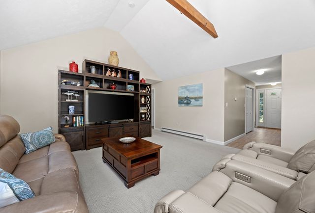 18 Pleasant Wood Dr, Sandwich, MA 02563
