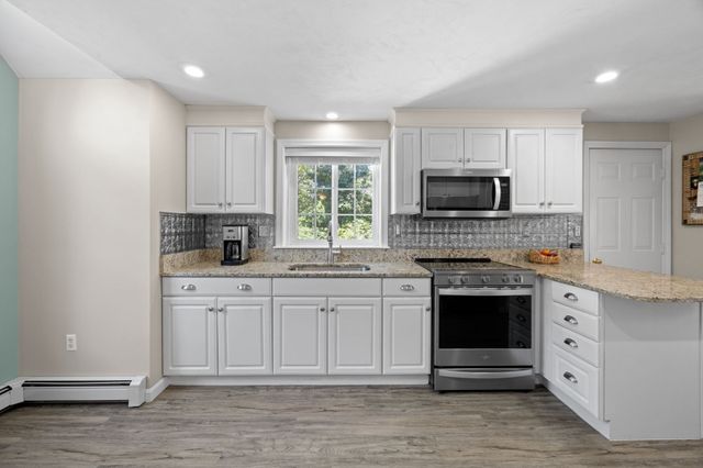 18 Pleasant Wood Dr, Sandwich, MA 02563