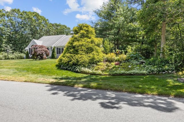 18 Pleasant Wood Dr, Sandwich, MA 02563