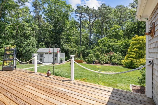 18 Pleasant Wood Dr, Sandwich, MA 02563