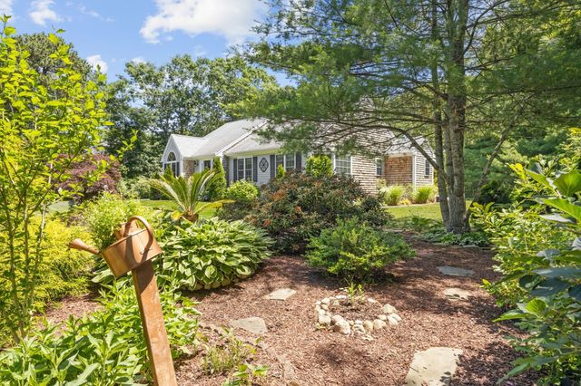 18 Pleasant Wood Dr, Sandwich, MA 02563