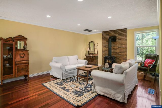 692 Fanny Ct NE, Salem, OR 97301