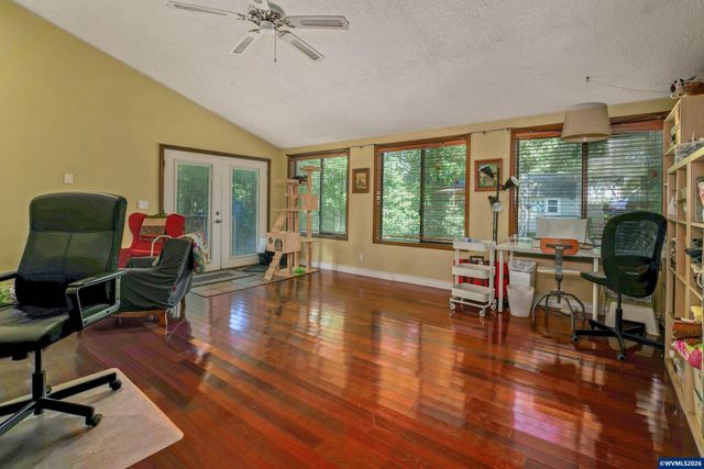 692 Fanny Ct NE, Salem, OR 97301