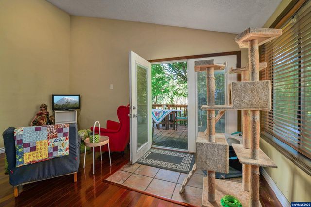 692 Fanny Ct NE, Salem, OR 97301