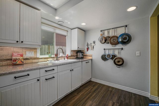 692 Fanny Ct NE, Salem, OR 97301