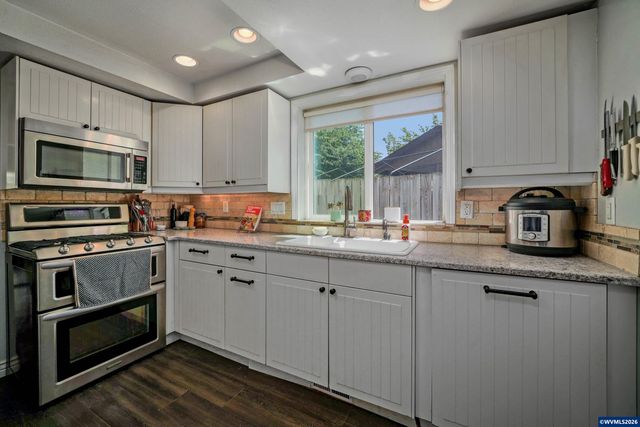 692 Fanny Ct NE, Salem, OR 97301