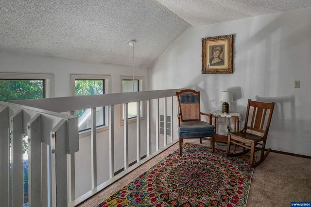 692 Fanny Ct NE, Salem, OR 97301