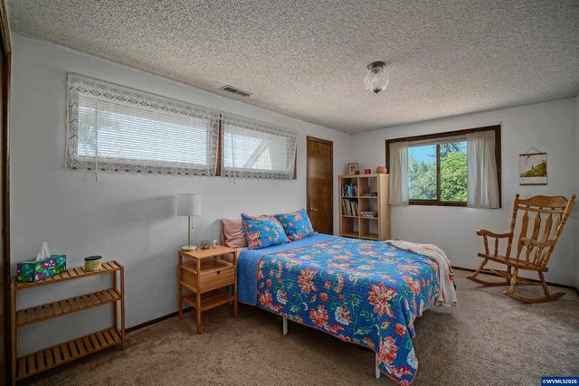 692 Fanny Ct NE, Salem, OR 97301