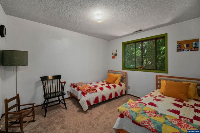 692 Fanny Ct NE, Salem, OR 97301