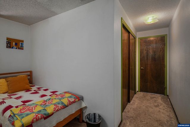 692 Fanny Ct NE, Salem, OR 97301